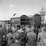 837645 Afbeelding van de demonstratie het plaatsen van een schuifwandwagen tijdens de Najaarsbeurs op het terrein van ...